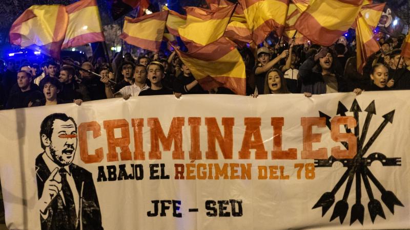 Un grupo de personas durante una concentración frente al Ministerio de Transportes y Movilidad Sostenible para exigir responsabilidades tras el accidente ferroviario en Urda (Toledo)