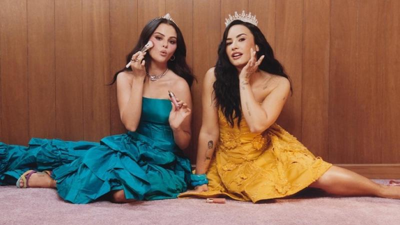 Selena Gomez y Demi Lovato x Rare Beauty