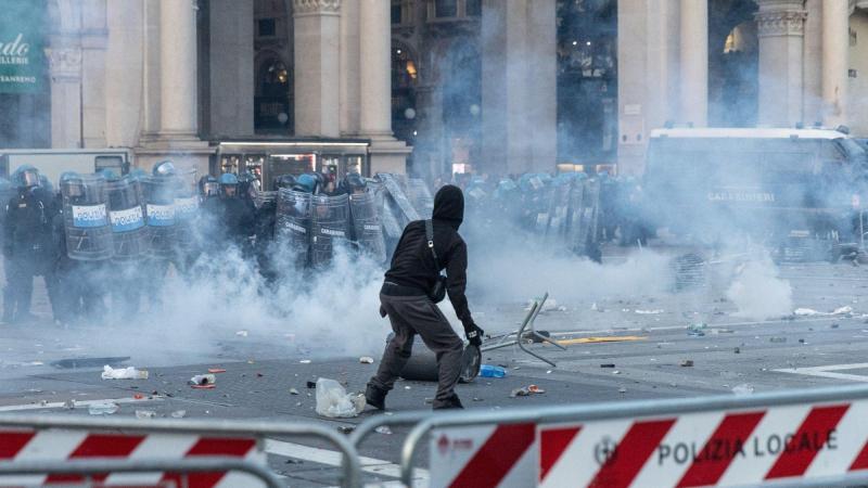 Un manifestante se enfrente a la policía durante las manifestaciones de Milán. Francesco Enriquez/EP.