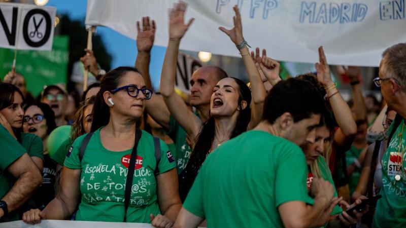 Varias personas se manifiestan en Madrid por la eduación pública. EP