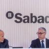 El consejero delegado de Banco Sabadell, Marc Armengol, y el director financiero de la entidad, Sergio Palavecino, durante la presentación de los resultados del tercer trimestre de 2026. Ricardo Rubio / EP