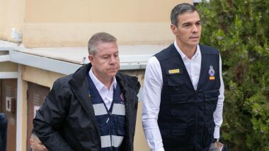 Los presidentes de Castilla La Mancha, Emiliano García Page, y del Gobierno, Pedro Sánchez, tras la reunión del Cecopi en Urda (Toledo). EP
