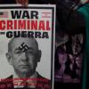 Activistas propalestinos sostienen un cartel que muestra al primer ministro israelí Benjamin Netanyahu con una esvástica superpuesta durante una manifestación frente a la Embajada de Israel en México. EP.