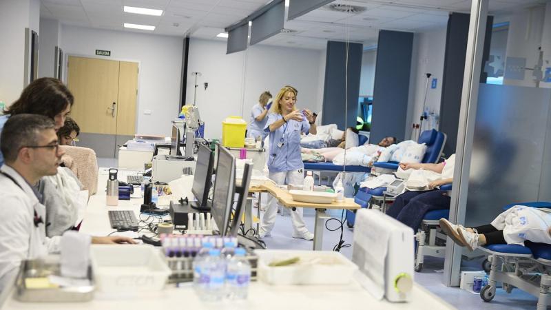 Varias personas donan sangre en el Hospital Ramón y Cajal. EP