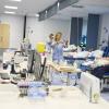 Varias personas donan sangre en el Hospital Ramón y Cajal. EP