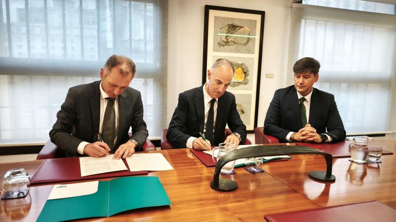 Firma del acuerdo de Indra Group y el Principado de Asturias para instalar una nueva fábrica de componentes y productos destinados a la industria de defensa en Langreo. INDRA GROUP