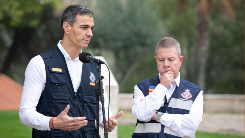 El presidente del Gobierno, Pedro Sánchez, y el presidente de Castilla-La Mancha, Emiliano García-Page, durante la reunión del Centro de Coordinación Operativa Integrado (CECOPI), en el Centro 112 de Toledo, a 29 de octubre de 2026, en Toledo, Castilla-La Mancha (España). Juanma Jiménez / Europa Press.