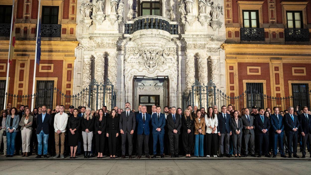Representantes políticos andaluces guardan un minuto de silencio en el Palacio de San Telmo