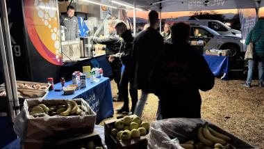 Voluntarios de la ONG World Central Kitchen (WCK), del chef José Andrés, prestando ayuda a los equipos de emergencia y Cuerpos y Fuerzas de Seguridad del Estado desplazados hasta la zona cero del accidente ferroviario en Urda. EP.