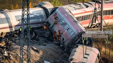 Efectivos de la UME trabajan en los vagones descarrilados en la zona del accidente ferroviario en Urda. EP.