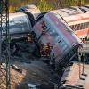 Efectivos de la UME trabajan en los vagones descarrilados en la zona del accidente ferroviario en Urda. EP.