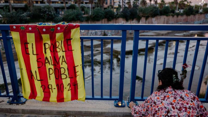 Una persona enciende velas durante una marcha en homenaje a las víctimas de la dana, a 29 de octubre de 2026. EP.
