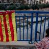 Una persona enciende velas durante una marcha en homenaje a las víctimas de la dana, a 29 de octubre de 2026. EP.