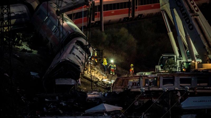 Varios efectivos trabajan en los vagones descarrilados en la zona del accidente ferroviario en Urda, a 29 de octubre de 2026, en Urda. EP.