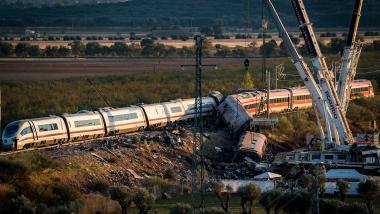 Varias grúas trabajan en la zona del accidente ferroviario de Urda, Toledo. EP