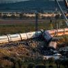 Varias grúas trabajan en la zona del accidente ferroviario de Urda, Toledo. EP