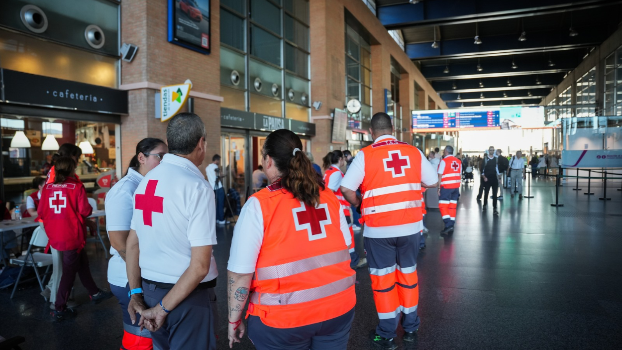 Voluntarios de Cruz Roja en la Estación de Trenes de Córdoba-Julio Anguita, donde han prestado atención a viajeros afectados por el choque de los trenes AVE | EP