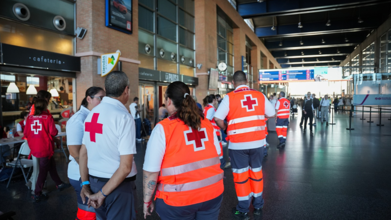 Voluntarios de Cruz Roja en la Estación de Trenes de Córdoba-Julio Anguita, donde han prestado atención a viajeros afectados por el choque de los trenes AVE | EP
