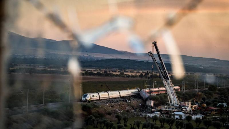Varias grúas trabajan en la zona del accidente ferroviario en Urda. EP.