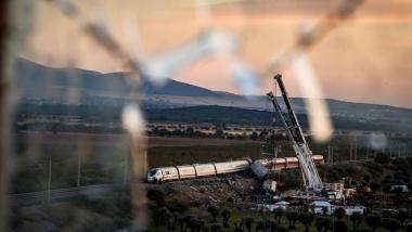 Varias grúas trabajan en la zona del accidente ferroviario en Urda. EP.