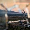 Varias grúas trabajan en la zona del accidente ferroviario en Urda. EP.