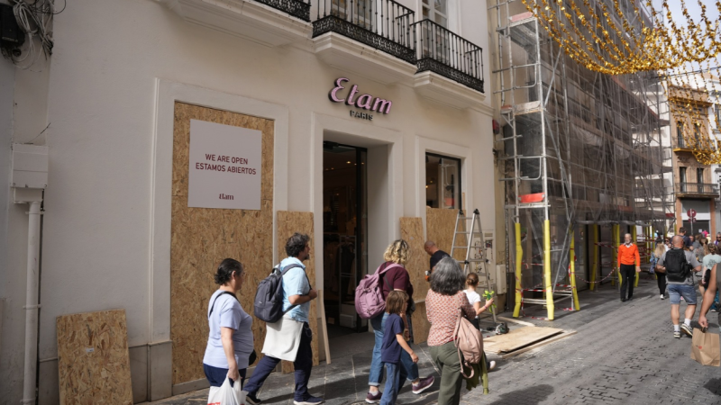 Comercios del centro de Sevilla se blindan ante el rumor de altercados para la noche de Halloween | EP