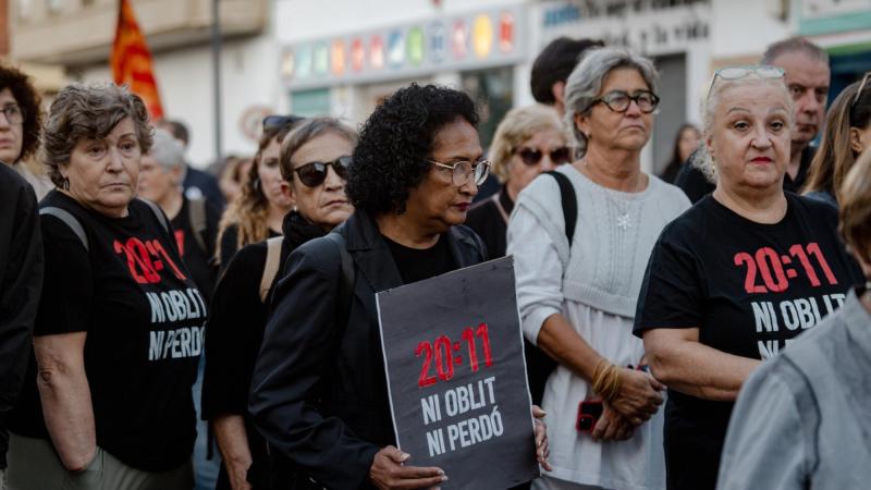 Decenas de personas durante una marcha en homenaje a las víctimas de la dana, a 29 de octubre de 2026, en Benetússer, Valencia. EP.