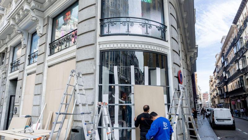 Escaparates tapiados ante la amenaza de acciones vandálicas en Halloween. EP.