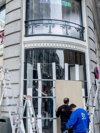 Escaparates tapiados ante la amenaza de acciones vandálicas en Halloween. EP.