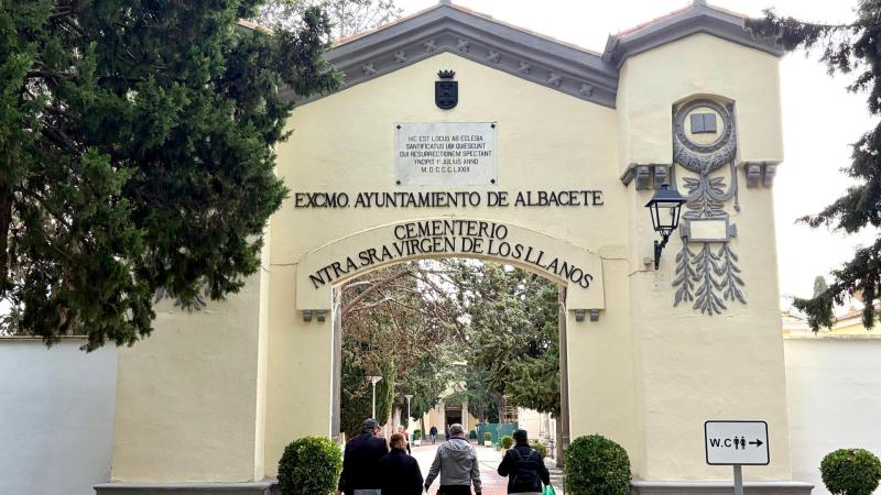 Entrada al cementerio de Albacete.