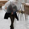 Una mujer se resguarda de la lluvia bajo un paraguas en Andalucía. EP