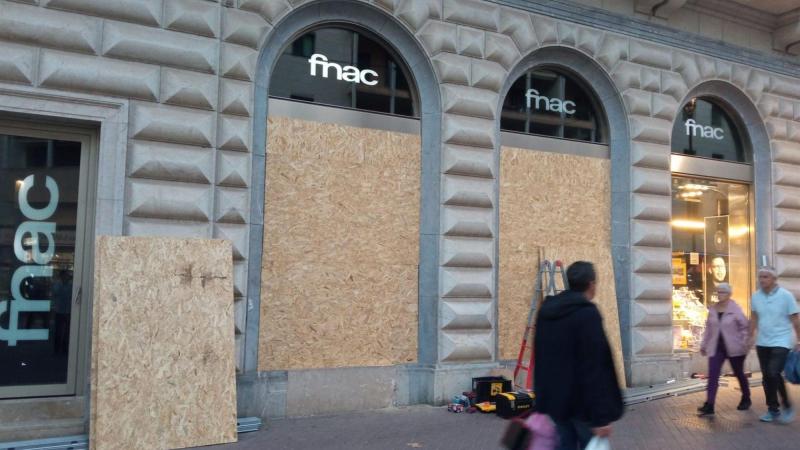 Escaparates tapiados con listones de madera en Palma. Europa Press.