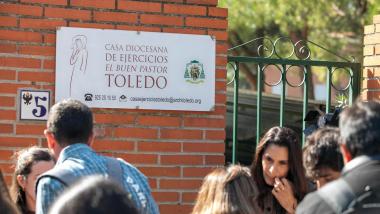 Familiares de las víctimas del accidente de tren de Urda esperan noticias en una casa diocesana de retiro en Toledo. EP.