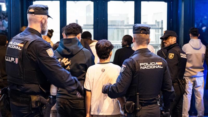 Agentes de la Policía Nacional cachean a un grupo de adolescentes ante la amenaza de acciones vandálicas en Barcelona, a 31 de octubre de 2026. EP