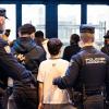 Agentes de la Policía Nacional cachean a un grupo de adolescentes ante la amenaza de acciones vandálicas en Barcelona, a 31 de octubre de 2026. EP