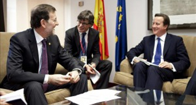 Cameron llama y Rajoy se 'arruga': reducirá los controles en la frontera