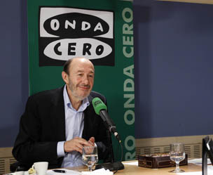 Rubalcaba planta cara a la manipulación de la derecha: “El PSOE no está de acuerdo con el derecho de autodeterminación” 