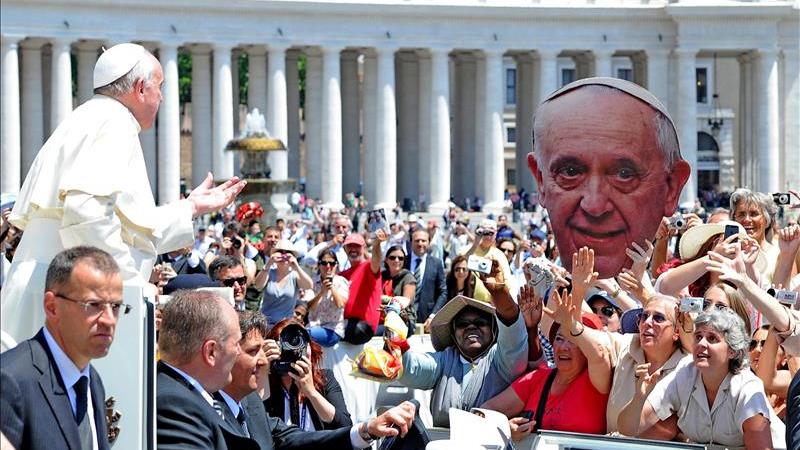 Francisco, 'cabreado' por una 'comilona' en la azotea del Vaticano en la canonización de los papas