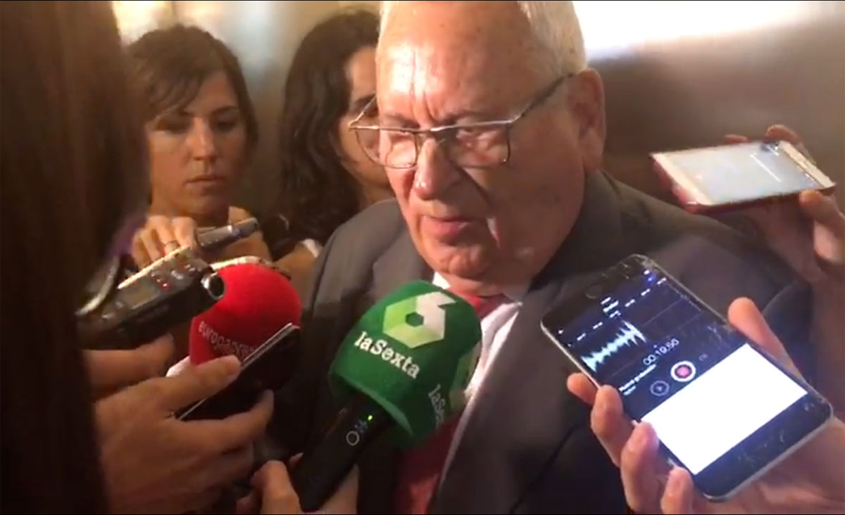 El extesorero del PP, Ángel Sanchís, atendiendo a los medios en el Congreso
