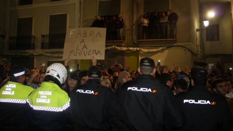 Fabra acude a una 'foguera', pero los vecinos le acorralan y le obligan a verla 'encerrado' en la Iglesia