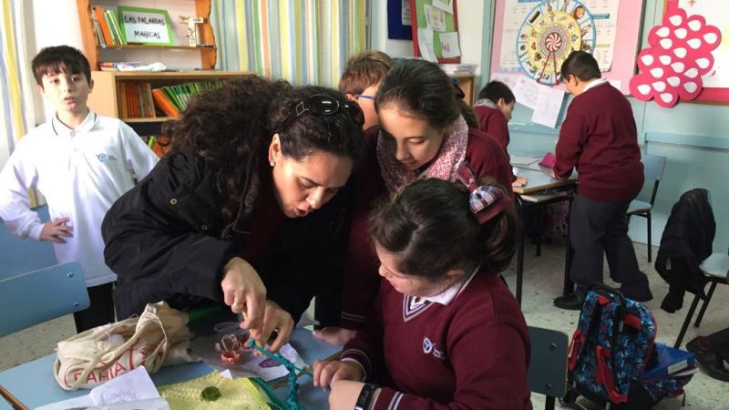 Una clase de ganchillo en el colegio Juan Pablo II