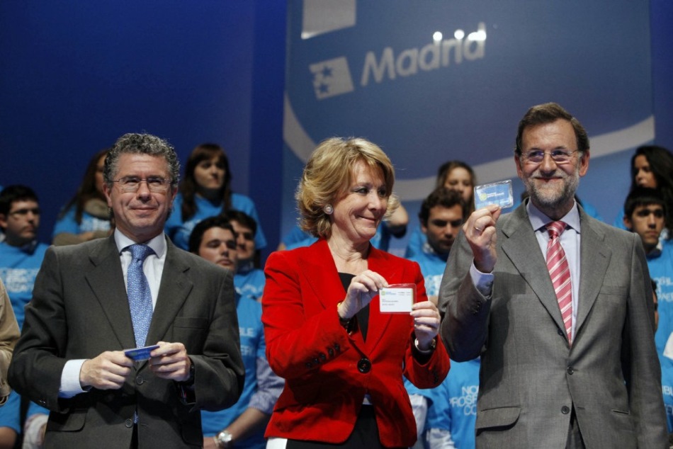 Francisco Granados, Esperanza Aguirre y Mariano Rajoy entregan nuevos carnets afiliados.