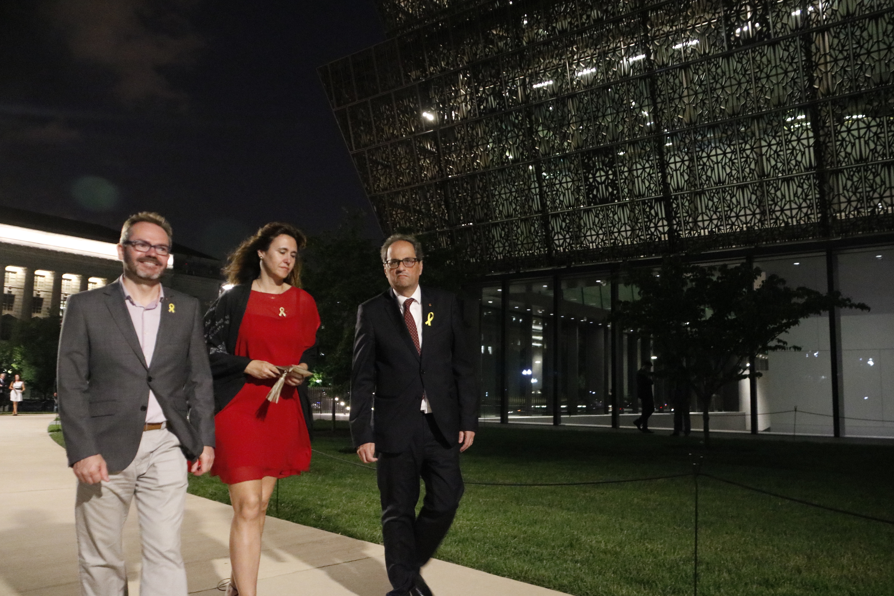 Josep Costa, Laura Borràs y Quim Torra abandonando el acto en Washington.