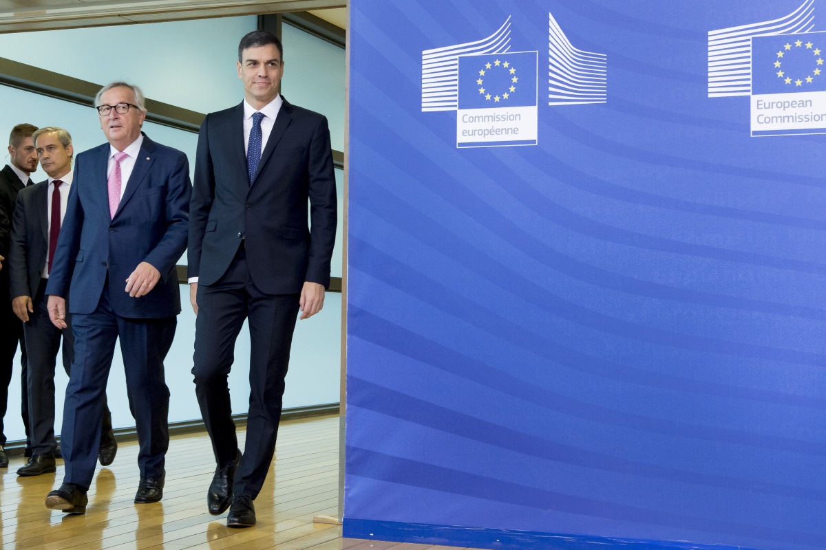 El presidente Pedro Sánchez junto con el presidente de la Comisión Europea, Jean-Claude Juncker, a su llegada al Consejo que se celebra en Bruselas