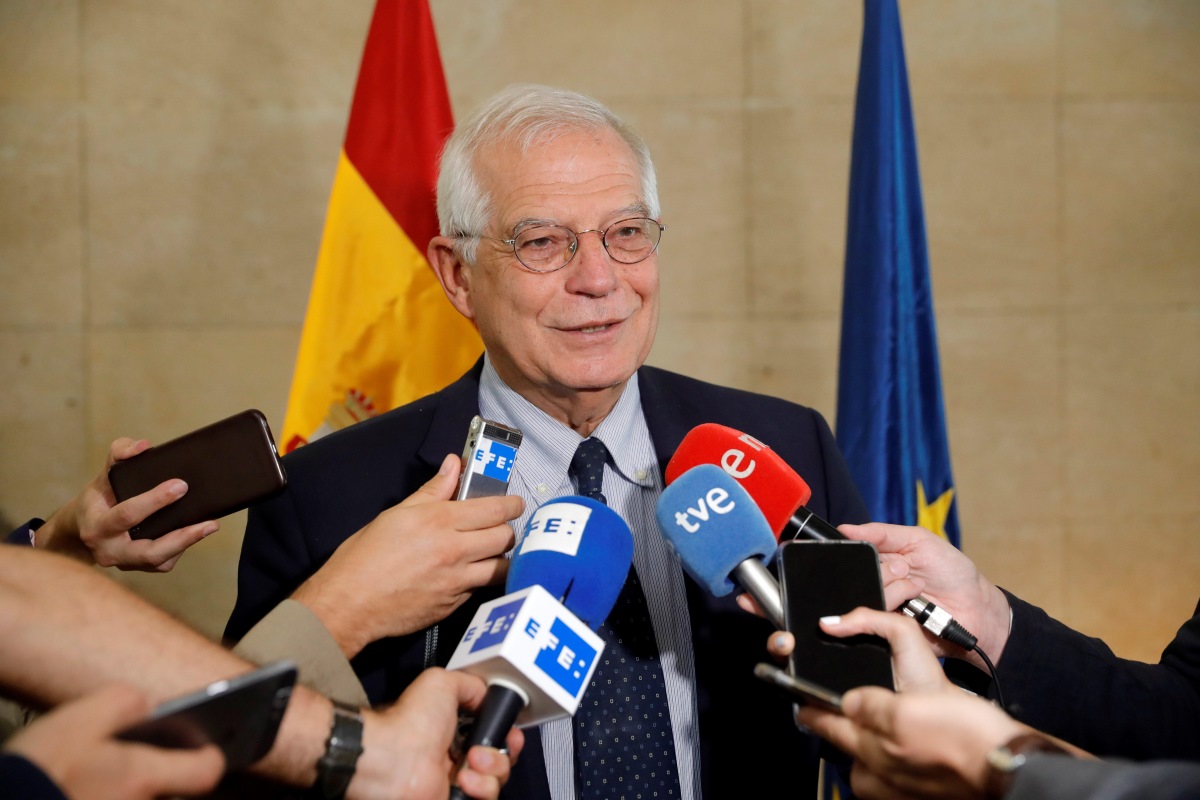 El ministro de Asuntos Exteriores, Josep Borrell, atiende a los medios en la embajada española en Rabat