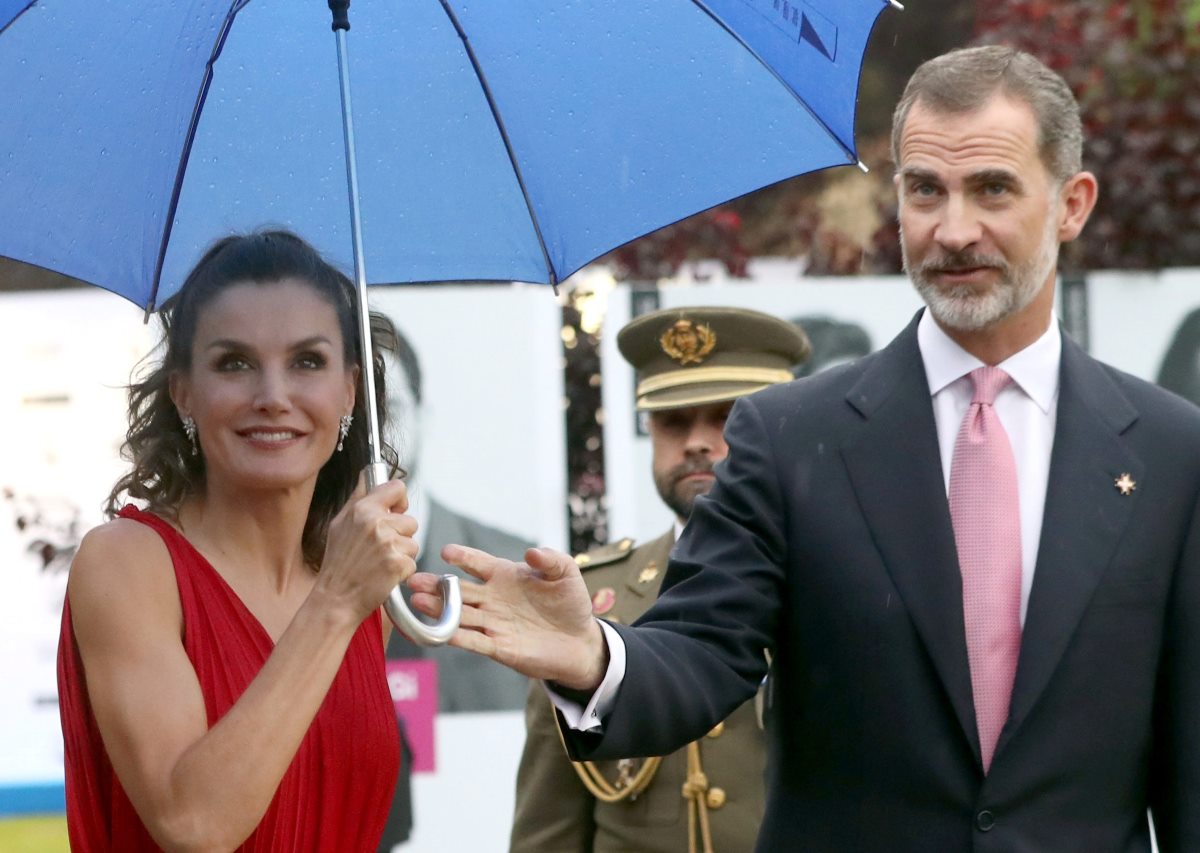 Los Reyes Felipe y Letizia, a su llegada hoy al centro de eventos Mas Marroch del Celler de Can Roca, para presidir la ceremonia de entrega de los Premios Fundación Princesa de Girona