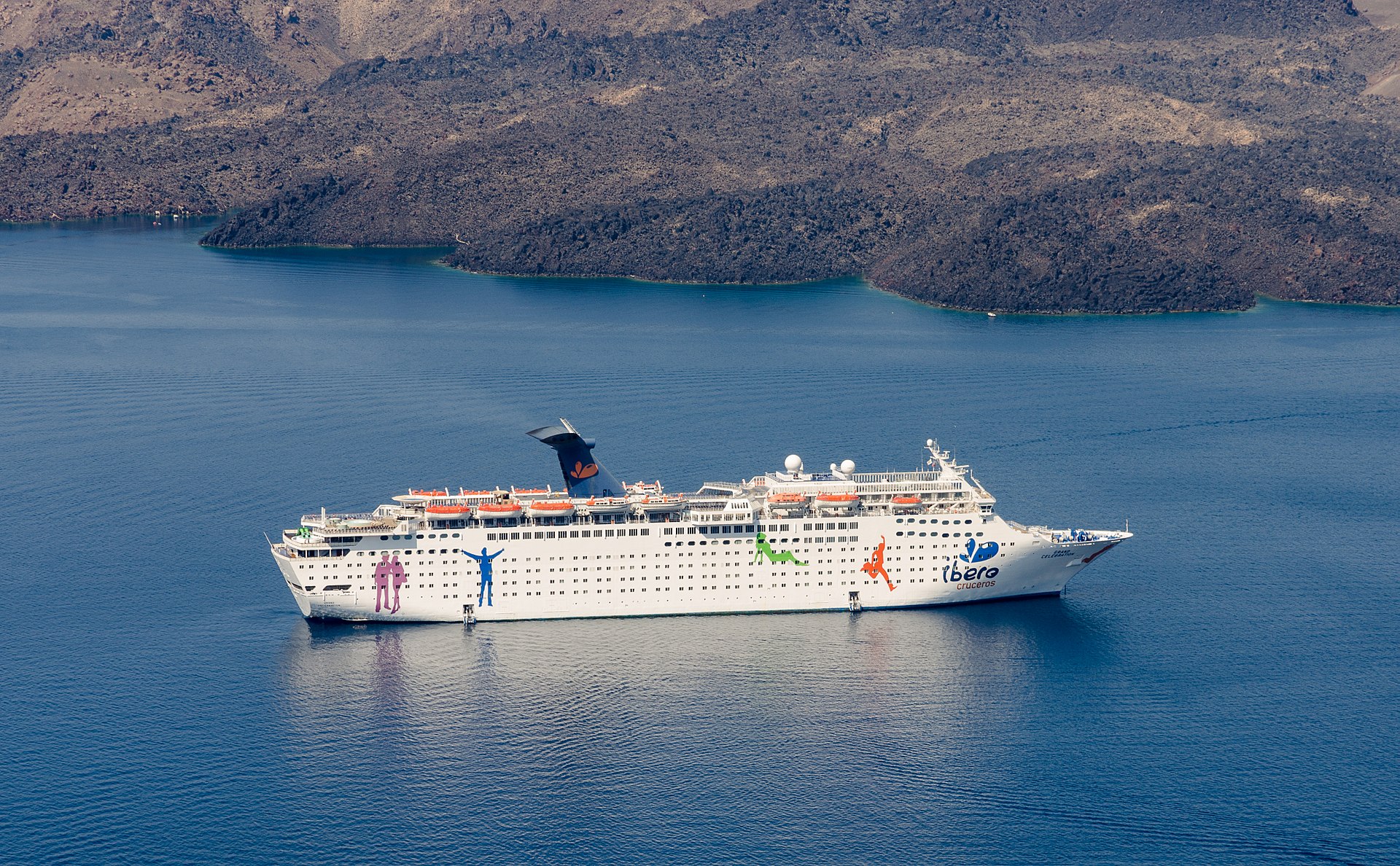 Transatlántico frente a Santorini, Grecia. Foto: Norbert Nagel