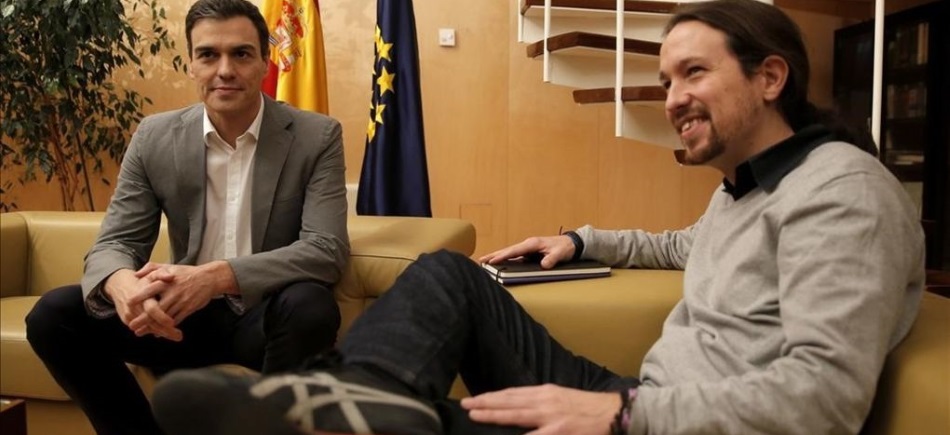 El presidente del Gobierno, Pedro Sánchez, y el líder de Podemos, Pablo Iglesias, en una reunión