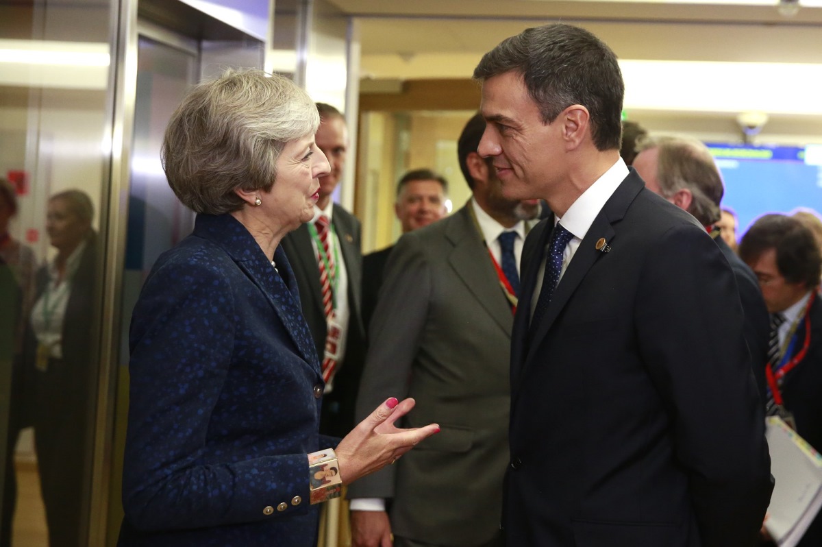El presidente Pedro Sánchez conversa con la primera ministra británica, Theresa May