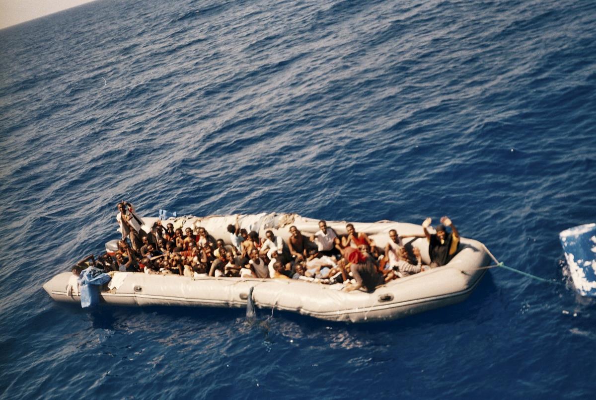 Inmigrantes en un bote en el mar Mediterráneo. EFE